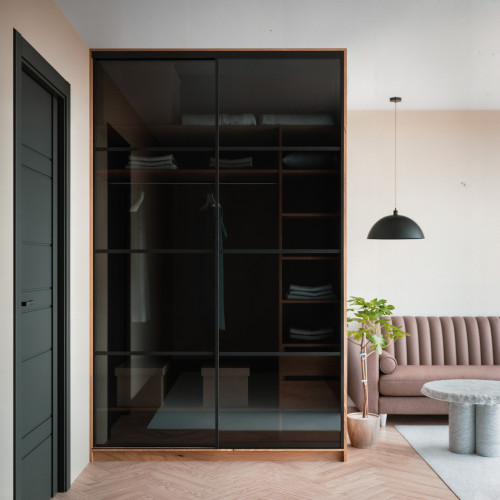 Szafa docinana na wymiar Dąb Craft 124–163 cm z drzwiami przesuwnymi i bokiem - 2x szkło grafitowe - profil czarny